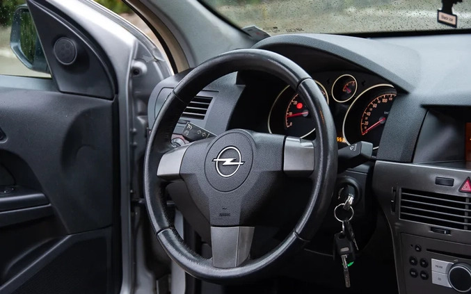 Opel Astra cena 12600 przebieg: 260000, rok produkcji 2005 z Złocieniec małe 497